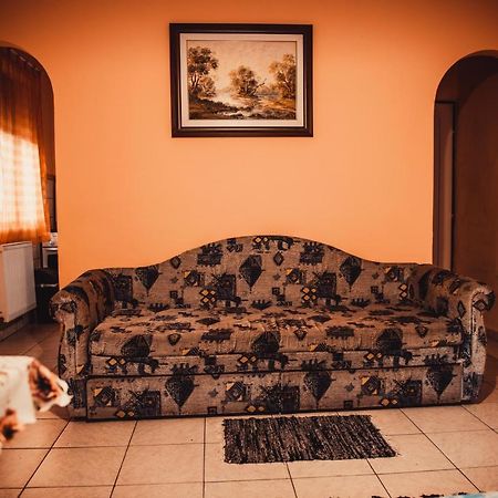 Veronika Guesthouse Dravatamasi Bagian luar foto