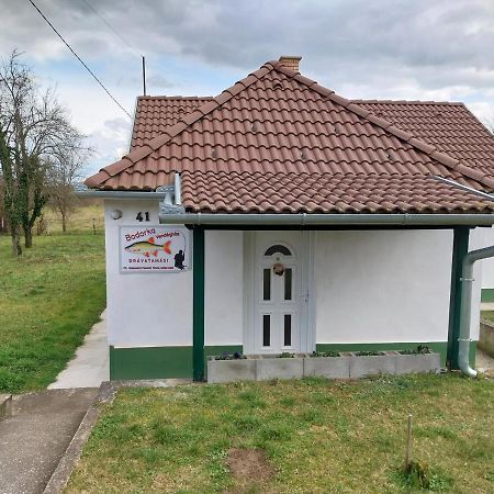 Veronika Guesthouse Dravatamasi Bagian luar foto