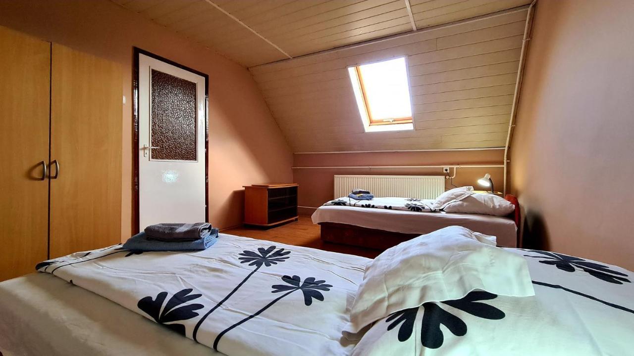 Veronika Guesthouse Dravatamasi Bagian luar foto