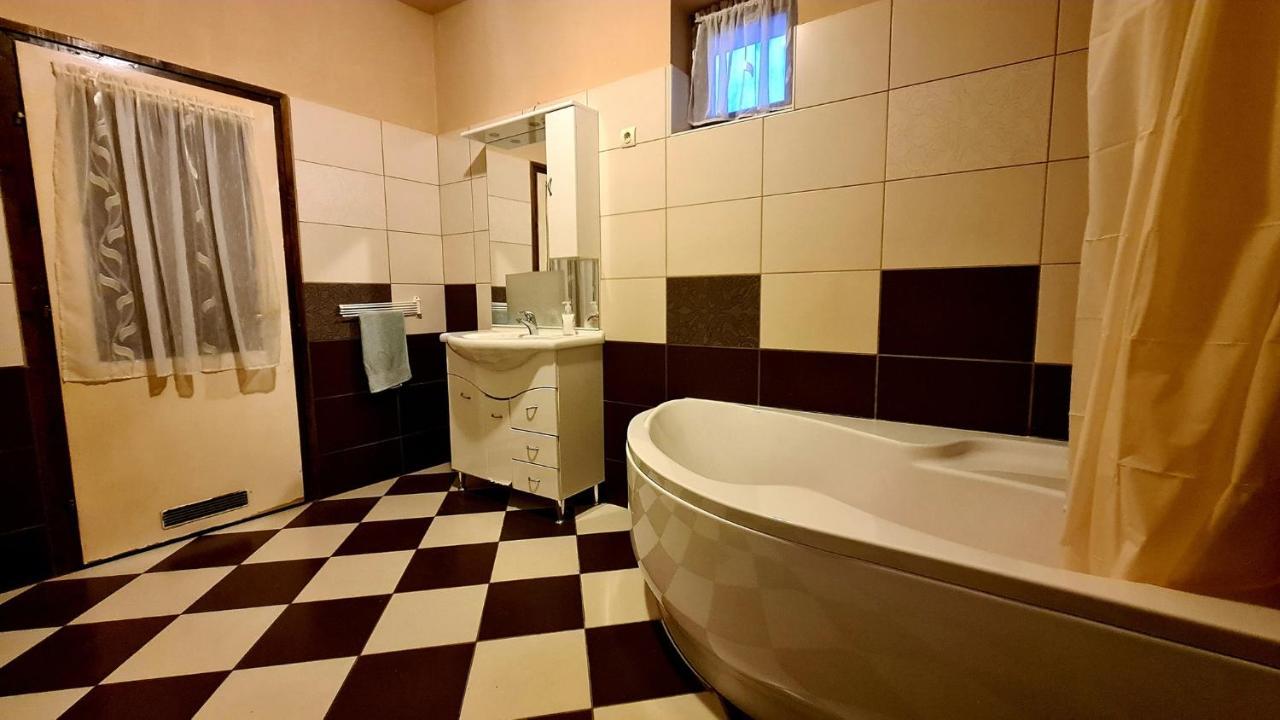 Veronika Guesthouse Dravatamasi Bagian luar foto