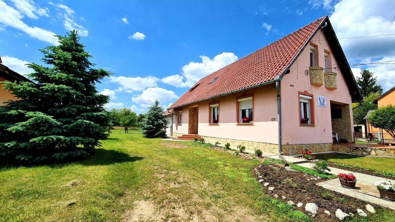 Veronika Guesthouse Dravatamasi Bagian luar foto