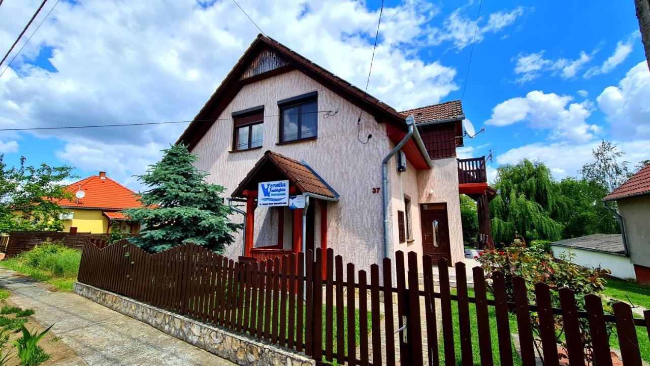 Veronika Guesthouse Dravatamasi Bagian luar foto
