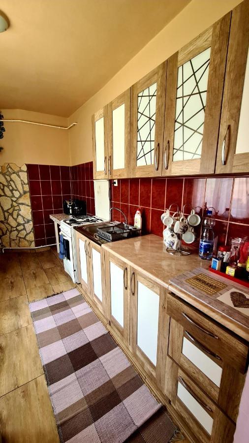 Veronika Guesthouse Dravatamasi Bagian luar foto