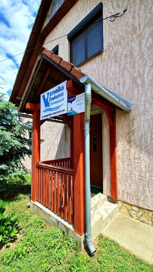 Veronika Guesthouse Dravatamasi Bagian luar foto