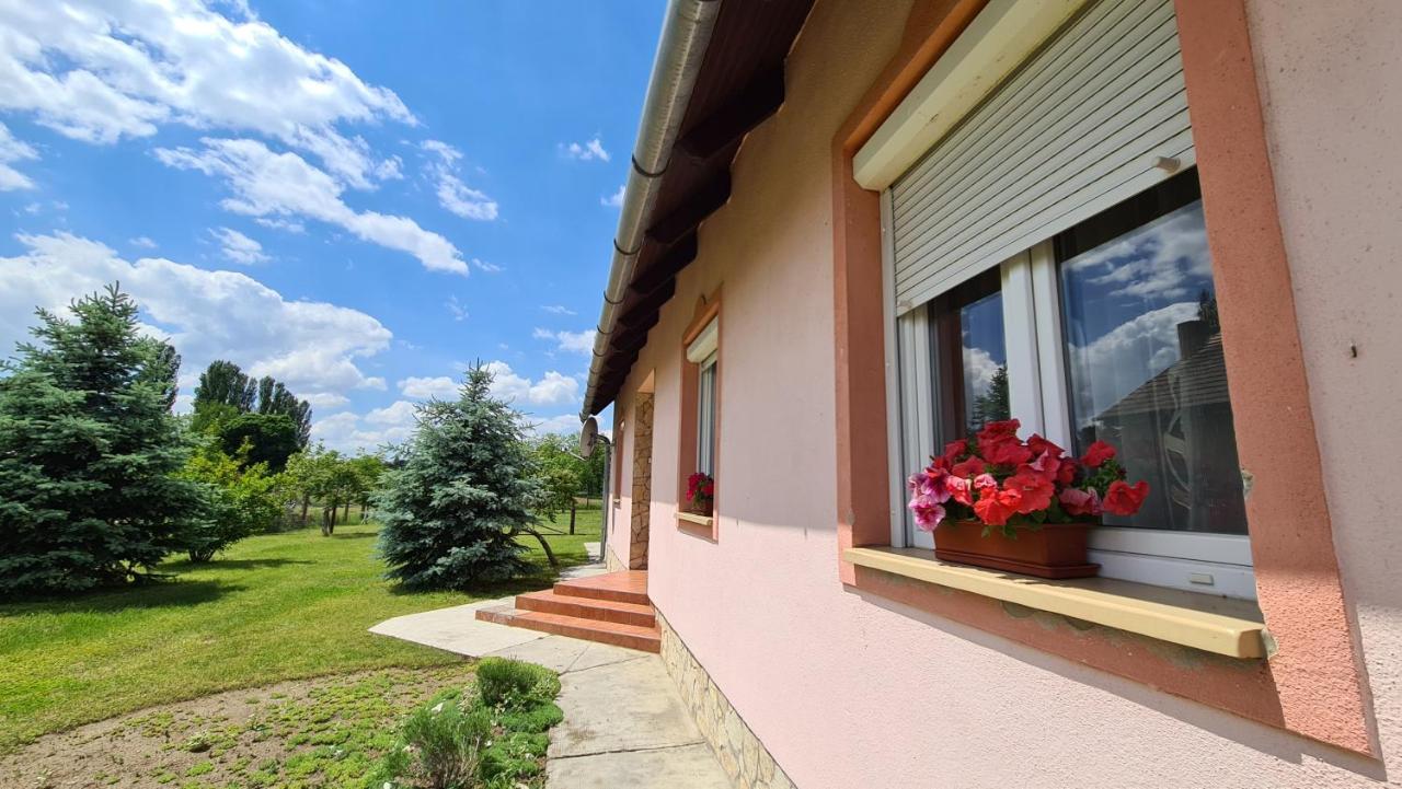 Veronika Guesthouse Dravatamasi Bagian luar foto