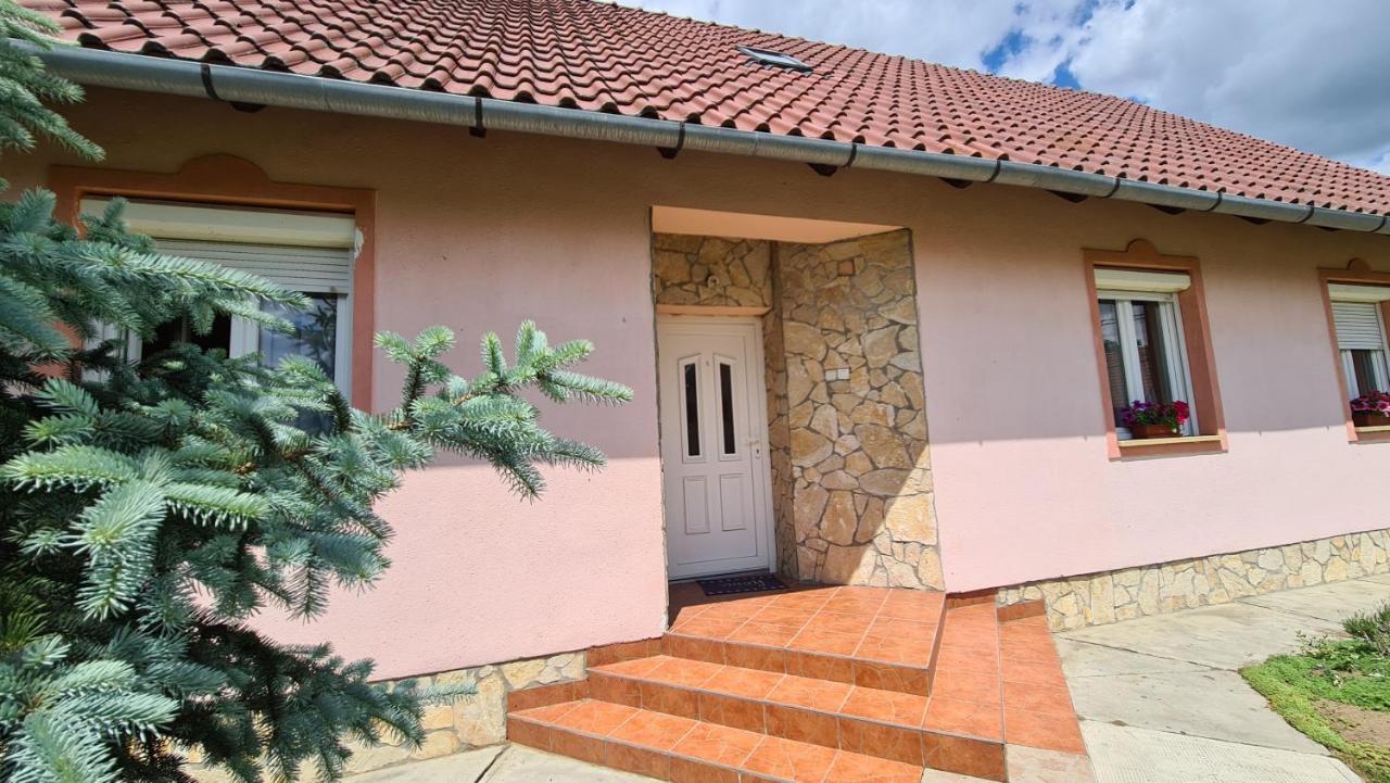 Veronika Guesthouse Dravatamasi Bagian luar foto