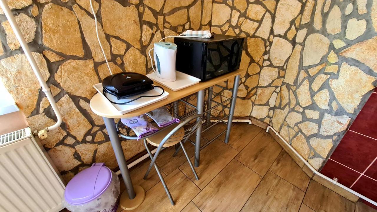 Veronika Guesthouse Dravatamasi Bagian luar foto