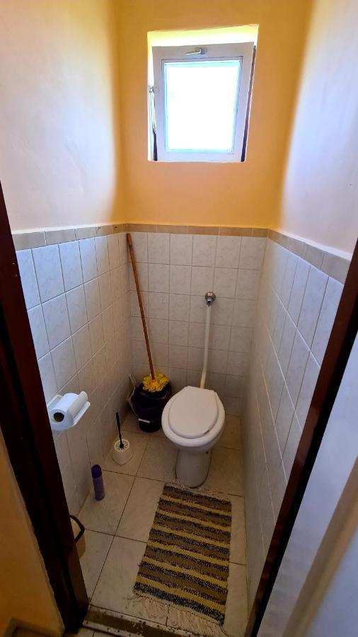 Veronika Guesthouse Dravatamasi Bagian luar foto