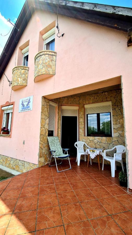 Veronika Guesthouse Dravatamasi Bagian luar foto