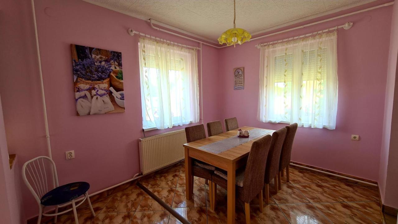 Veronika Guesthouse Dravatamasi Bagian luar foto