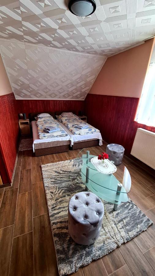 Veronika Guesthouse Dravatamasi Bagian luar foto