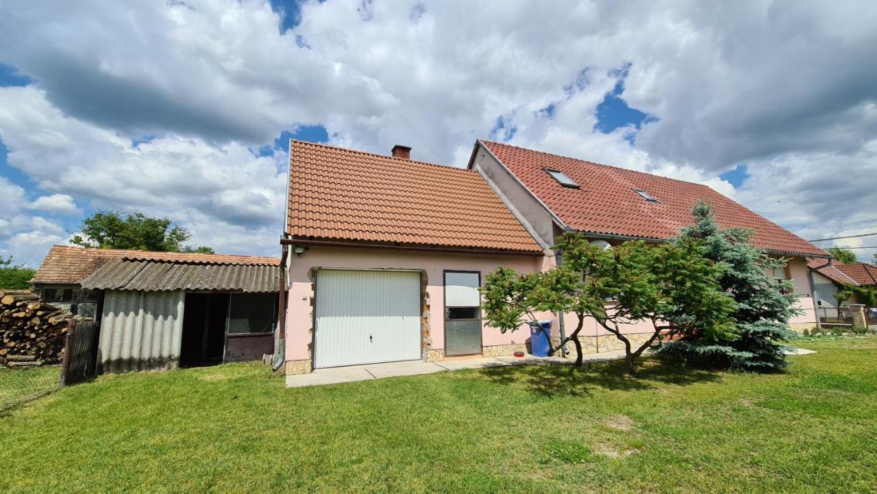 Veronika Guesthouse Dravatamasi Bagian luar foto