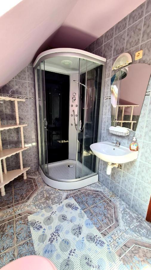Veronika Guesthouse Dravatamasi Bagian luar foto