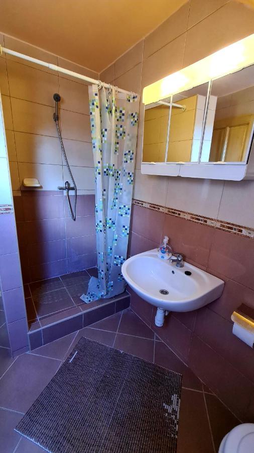 Veronika Guesthouse Dravatamasi Bagian luar foto
