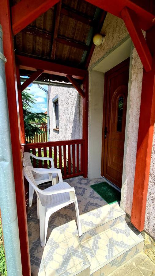 Veronika Guesthouse Dravatamasi Bagian luar foto