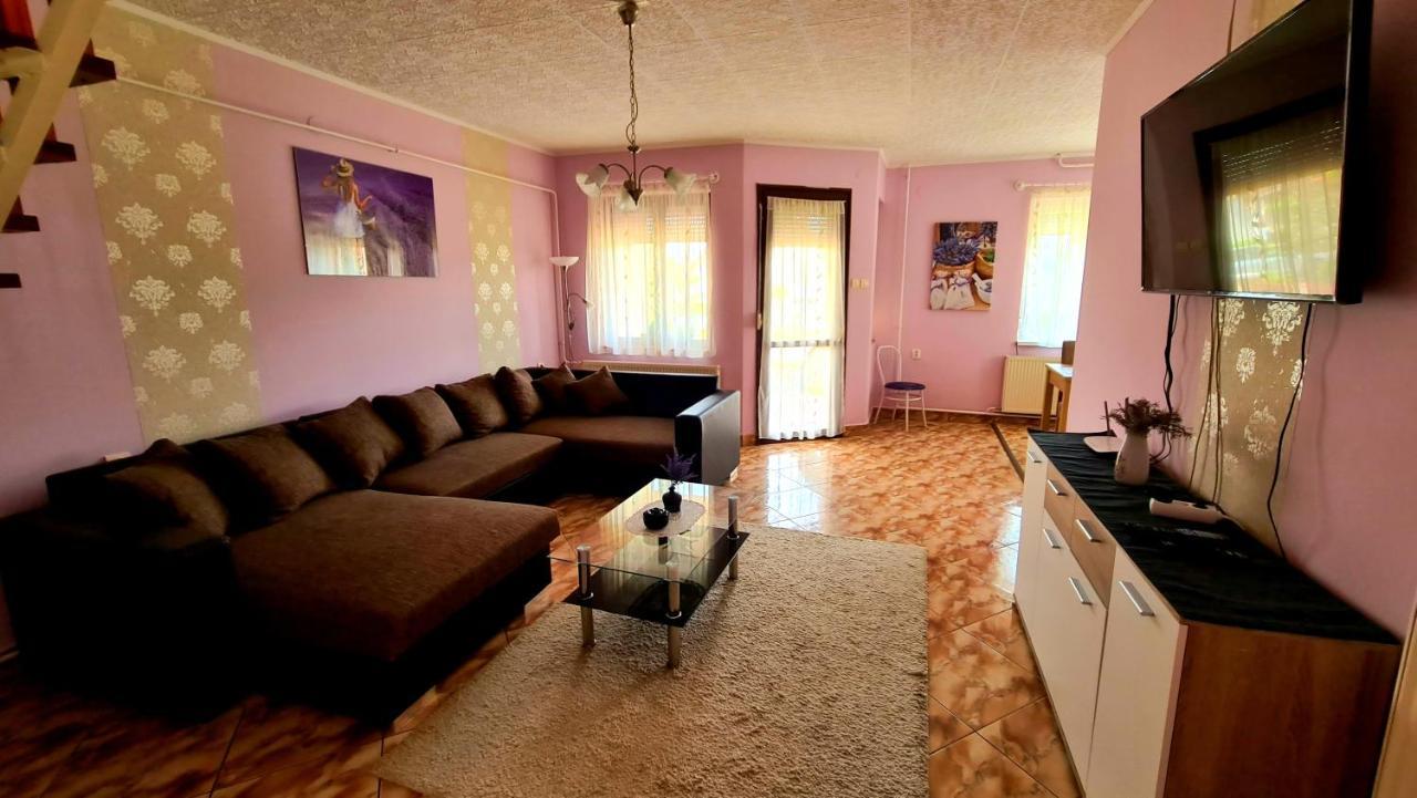 Veronika Guesthouse Dravatamasi Bagian luar foto