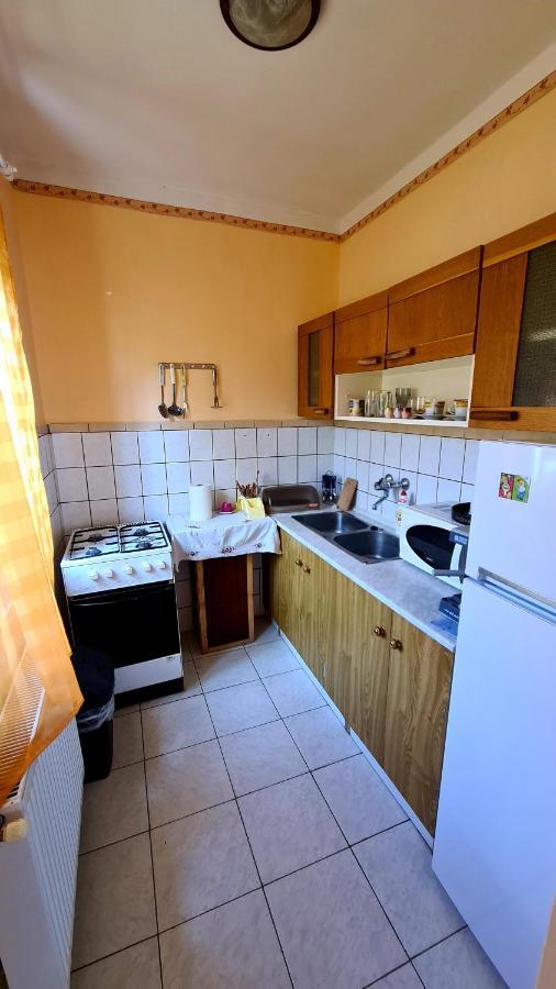 Veronika Guesthouse Dravatamasi Bagian luar foto