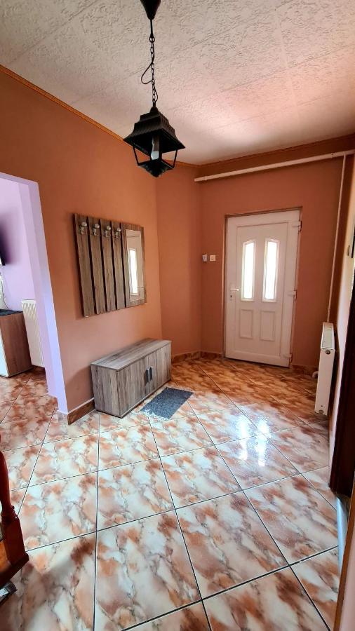 Veronika Guesthouse Dravatamasi Bagian luar foto