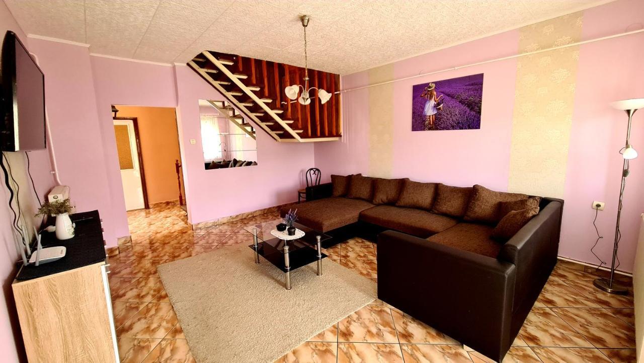Veronika Guesthouse Dravatamasi Bagian luar foto