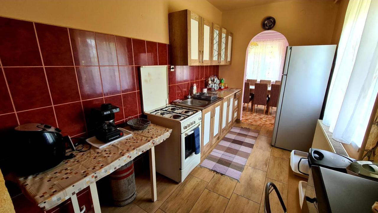 Veronika Guesthouse Dravatamasi Bagian luar foto