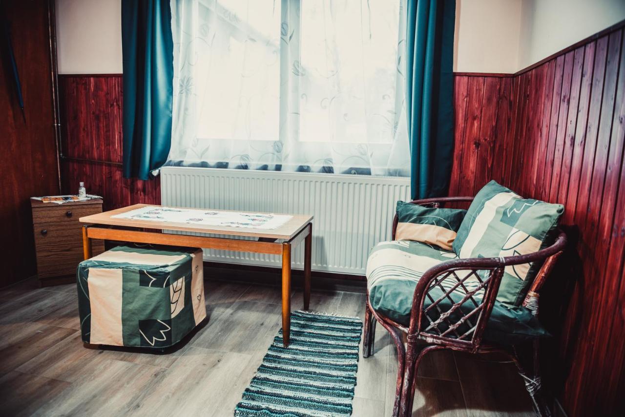 Veronika Guesthouse Dravatamasi Bagian luar foto