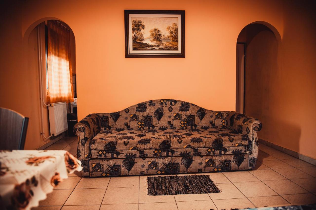 Veronika Guesthouse Dravatamasi Bagian luar foto