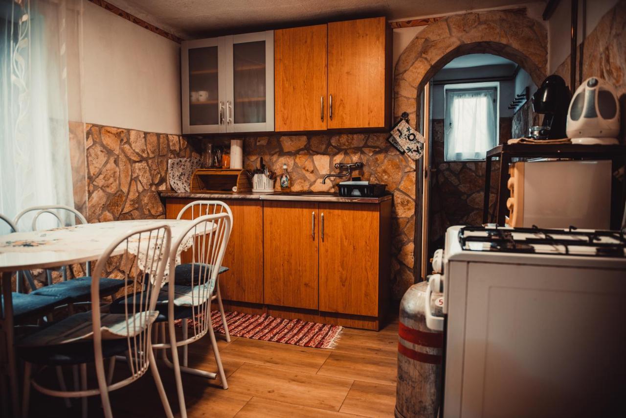 Veronika Guesthouse Dravatamasi Bagian luar foto