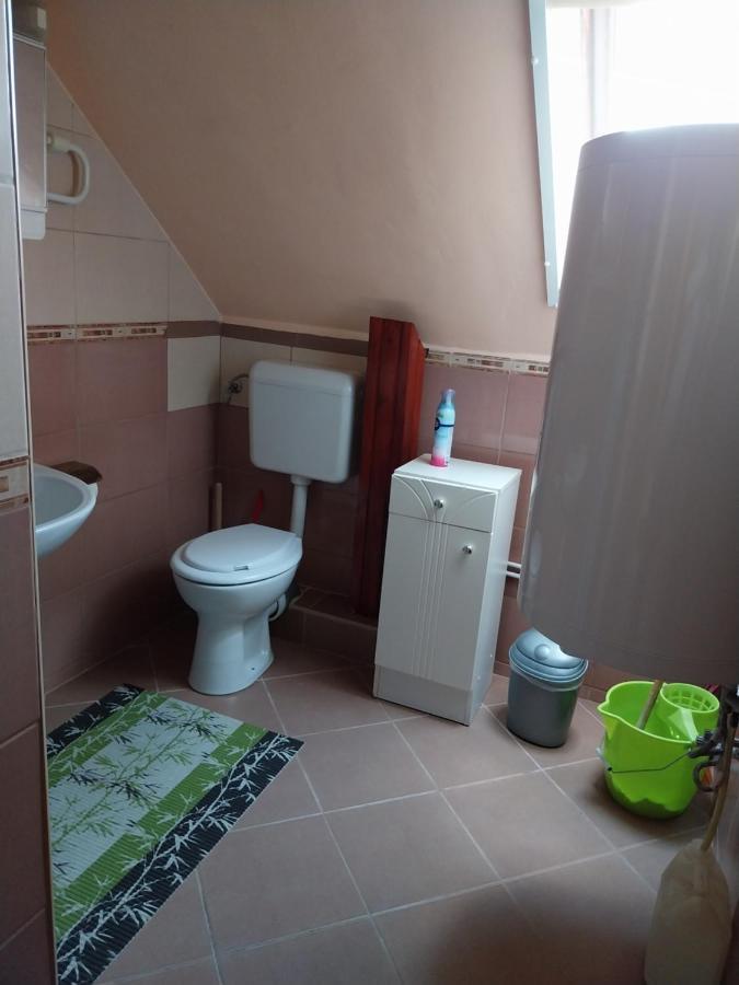 Veronika Guesthouse Dravatamasi Bagian luar foto