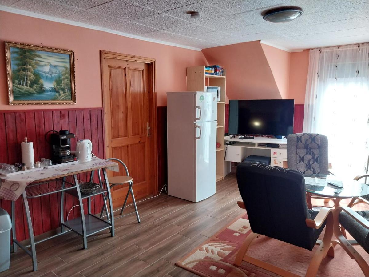Veronika Guesthouse Dravatamasi Bagian luar foto