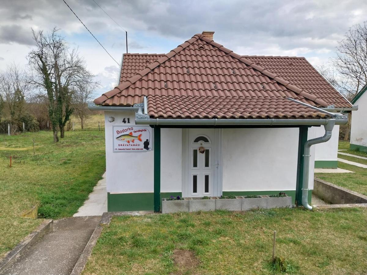 Veronika Guesthouse Dravatamasi Bagian luar foto