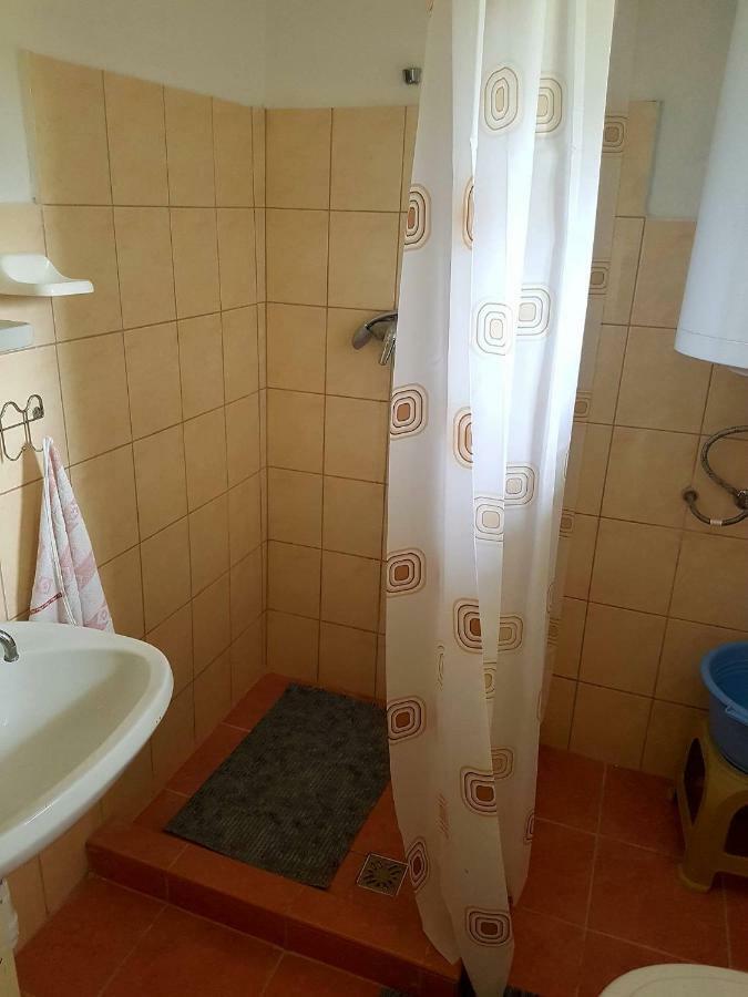 Veronika Guesthouse Dravatamasi Bagian luar foto