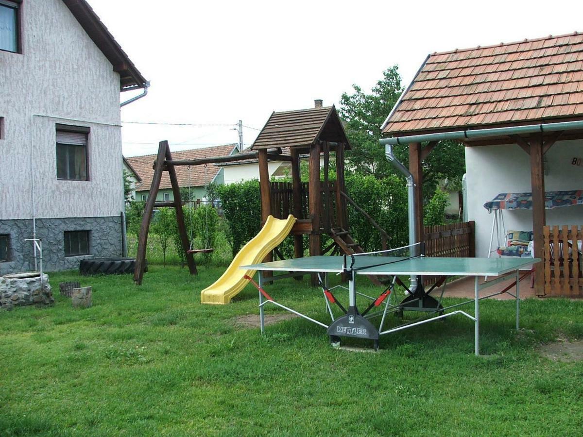 Veronika Guesthouse Dravatamasi Bagian luar foto